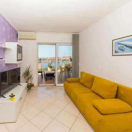 Lovely In Okrug Gornji Apartment