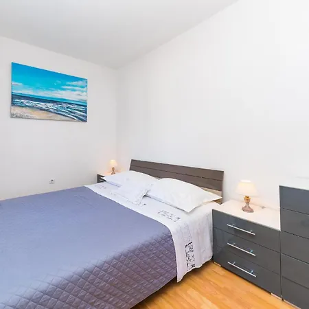Apartment Lovely In Okrug Gornji