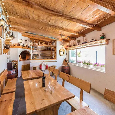 Apartment Lovely In Okrug Gornji