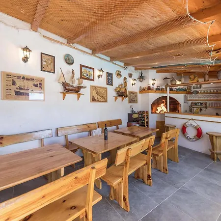 Lovely In Okrug Gornji Apartment Trogir