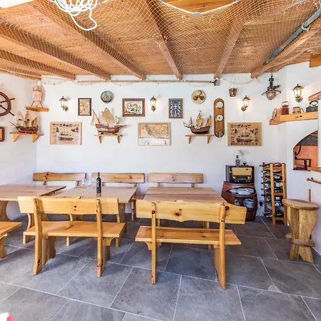 Lovely In Okrug Gornji Apartment Trogir